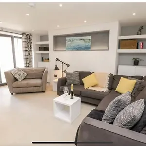 Hideaway @ The Esplanade Apartment Scarborough